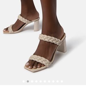 V-Pailey // Color: Ivory